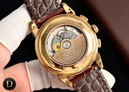 百達翡麗Patek Philippe驚艷登場，42毫米的表徑適配大眾男性手寸，非常商務可亦‬休閒。整表表殼手工雕刻花紋，視覺衝擊力強，令人過目不忘，實物質感更加優美。     
1⃣️搭配進口9100多功能機芯【非市場普通國產機芯】（零返修）功能（24小時,星期/星辰/月份）此腕表擁有38-48小時動力儲備.
2⃣️進口316L精鋼，採用18k品質爐內真空電鍍！
3⃣️搭配獨家定制方形鱗紋牛皮錶帶
4⃣️耐磨防刮藍寶石玻璃鏡面！
5⃣️30米生活防水等級.
百達翡麗（Patek Philippe） 簡約