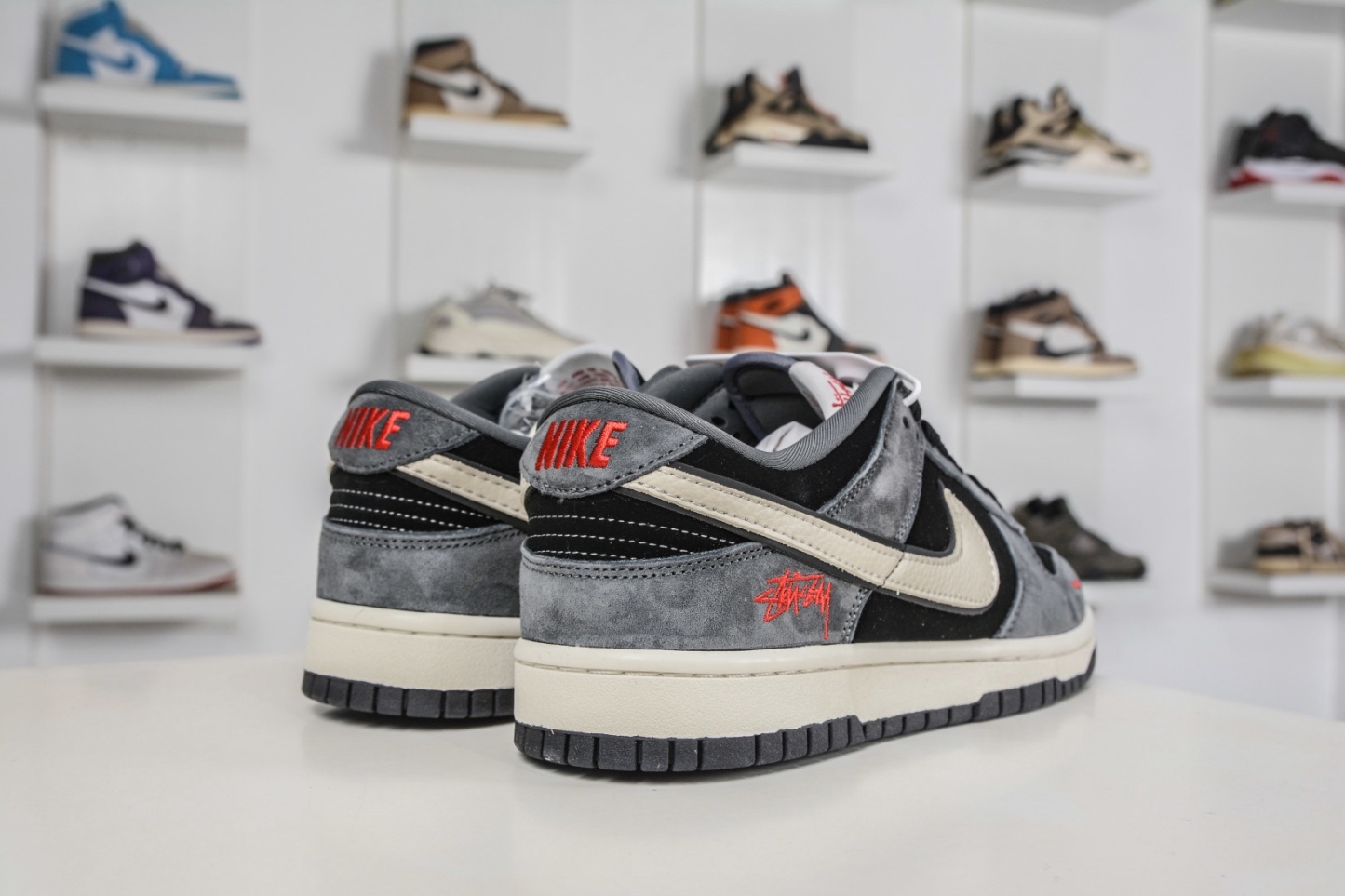 Nike SB Dunk Low X Stussy 斯圖西聯名—灰黑米白勾 
貨號:TX1688 003
尺碼：36 36.5 37.5 38 38.5 39 40 40.5 41 42 42.5 43 44 44.5 45