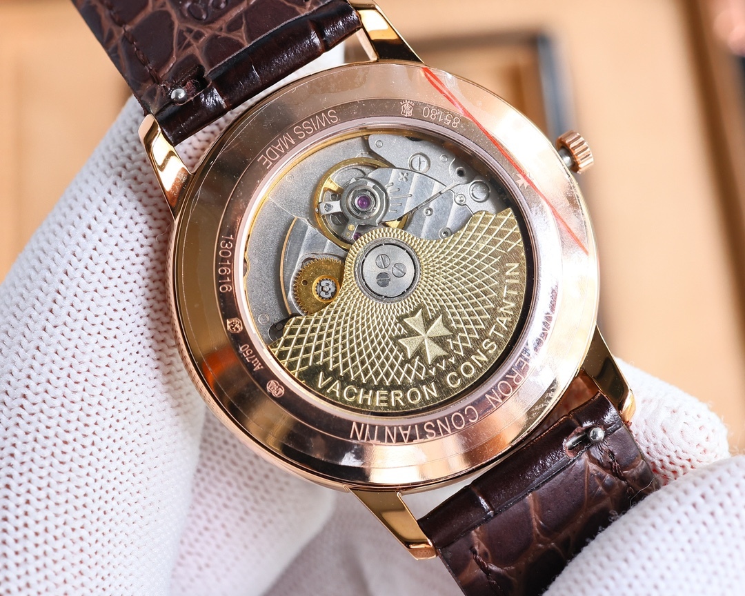 市場最高復刻 V4升級版本 江詩丹頓VC傳承系列85180腕表！
1⃣️【表殼】尺寸40MMX9MM，完美圓形的表殼，搭配微孤式表耳設計，使之更加貼合佩戴者的手腕。每一個成品殼套，都需經過MK嚴格的質量把控，方能還原正品獨特的質感。
2⃣️【機芯】9015鋼輪等部件均由MK制表師精工裝飾，自動擺陀更是鍍有18k金，最大限度呈現原裝精湛的工藝水平。
3⃣️【表鏡】前後兩片藍寶石玻璃鏡面，均有防眩暈鍍膜處理。
4⃣️【錶帶】雙層意大利小牛皮，搭配馬耳他十字針扣🔥AD出品 精品不斷🔥