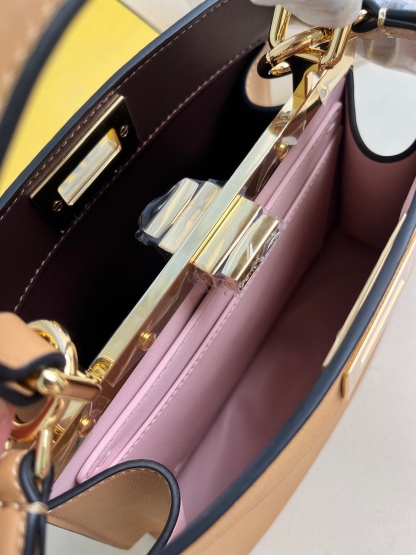 Peekaboo Iseeu 皮革手袋更多細節 Iconic Peekaboo ISeeU手袋，皮革材質，兩側綴以經典的扭鎖。柔和軟納帕皮革襯里，兩個隔層由硬質隔板隔開，配有系扣內部口袋和金色金屬件。手袋配有手柄和可調節、可拆卸式肩帶，可手提、肩背或斜挎。意大利製造 材質： 面料：牛皮革 里料：羊皮革 深度：11 長度 27 高度 21 
款號：0229