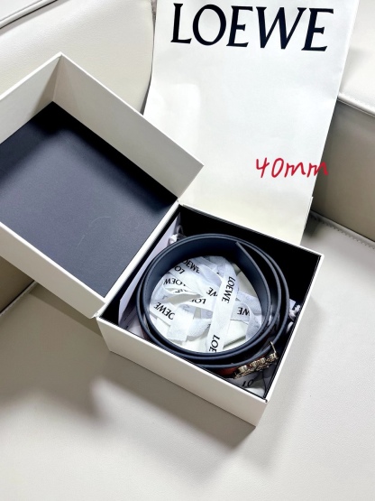 羅意威LoEWE 4.0cm正反兩穿腰帶，選用壓紋牛皮革製成，反復Anagram圖案