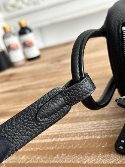 琳迪lindy 19cm	
Tc皮 蜜蠟線半手工縫製
lindy19保留了琳迪包所有細節的完整設計，側口袋、拉鍊等全部都是經典的設計√
這只小可愛暴擊了多少人的少女心