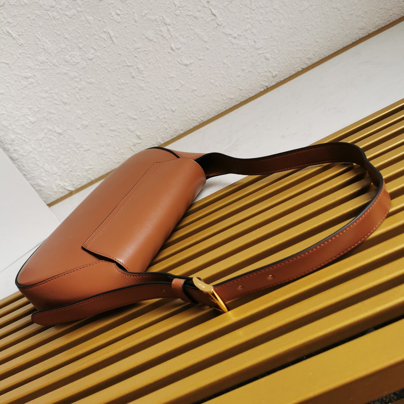 【 原單】P家🌹新款🎉Moon手袋液下包🎉1BD358到貨啦🎉🎉這款簡約Moon液下包為牛皮綻現摩登百搭的魅力。弧形包身設計，肩帶可調長短，磁扣開合翻蓋，便於隨心轉換造型。內配進口小羊皮，設有內袋，金屬配件更添亮麗格調，上身效果非常酷/時尚，又是一款永欠不過時爆款🎉寶寶們，趕緊入手吧🎉 尺寸：長25x高15x底5.5cm🎉🎉🎉🍊！