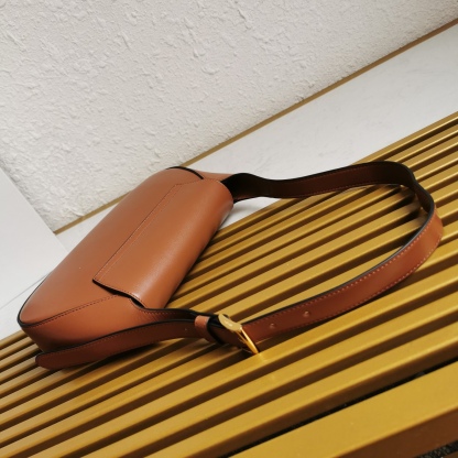 【 原單】P家🌹新款🎉Moon手袋液下包🎉1BD358到貨啦🎉🎉這款簡約Moon液下包為牛皮綻現摩登百搭的魅力。弧形包身設計，肩帶可調長短，磁扣開合翻蓋，便於隨心轉換造型。內配進口小羊皮，設有內袋，金屬配件更添亮麗格調，上身效果非常酷/時尚，又是一款永欠不過時爆款🎉寶寶們，趕緊入手吧🎉 尺寸：長25x高15x底5.5cm🎉🎉🎉🍊！