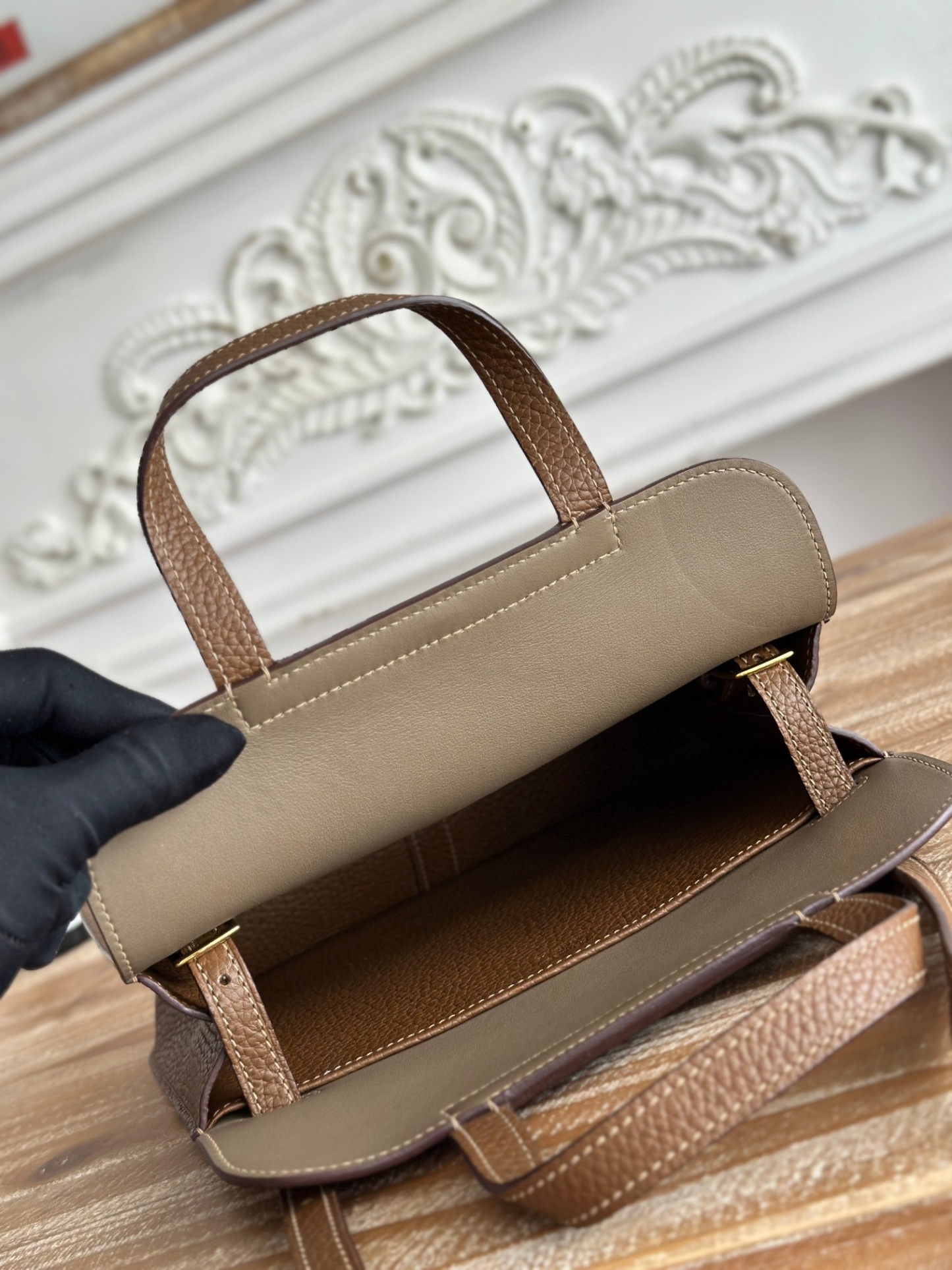 馬蹄包  半手工蠟線	Halzan	
 能滿足各種背法的!!
①手拎包②斜挎包③單肩包④手拿包
togo皮、五金細緻到油邊 無處不精緻√ 
尺寸：25cm