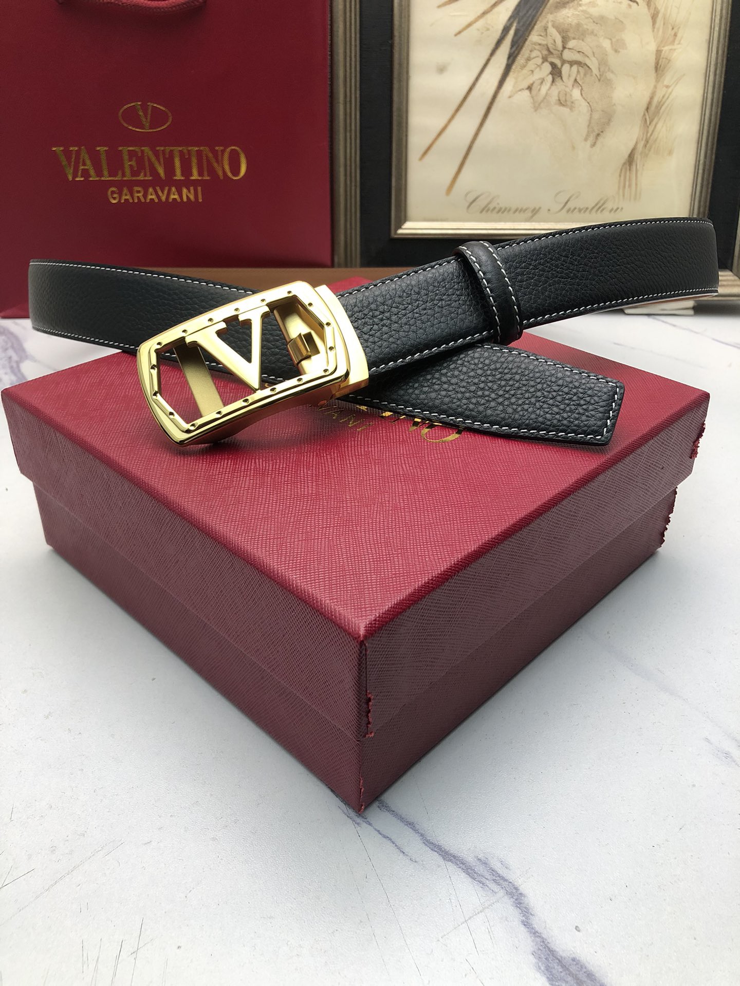 華倫天奴：原單頭層牛皮荔枝紋面，內襯頭層小牛皮底，搭配原單自動扣，可裁剪的自動帶，此款腰帶面雙採用意大利原定廠制進口牛皮帶身 ，對專版櫃足寬3.5