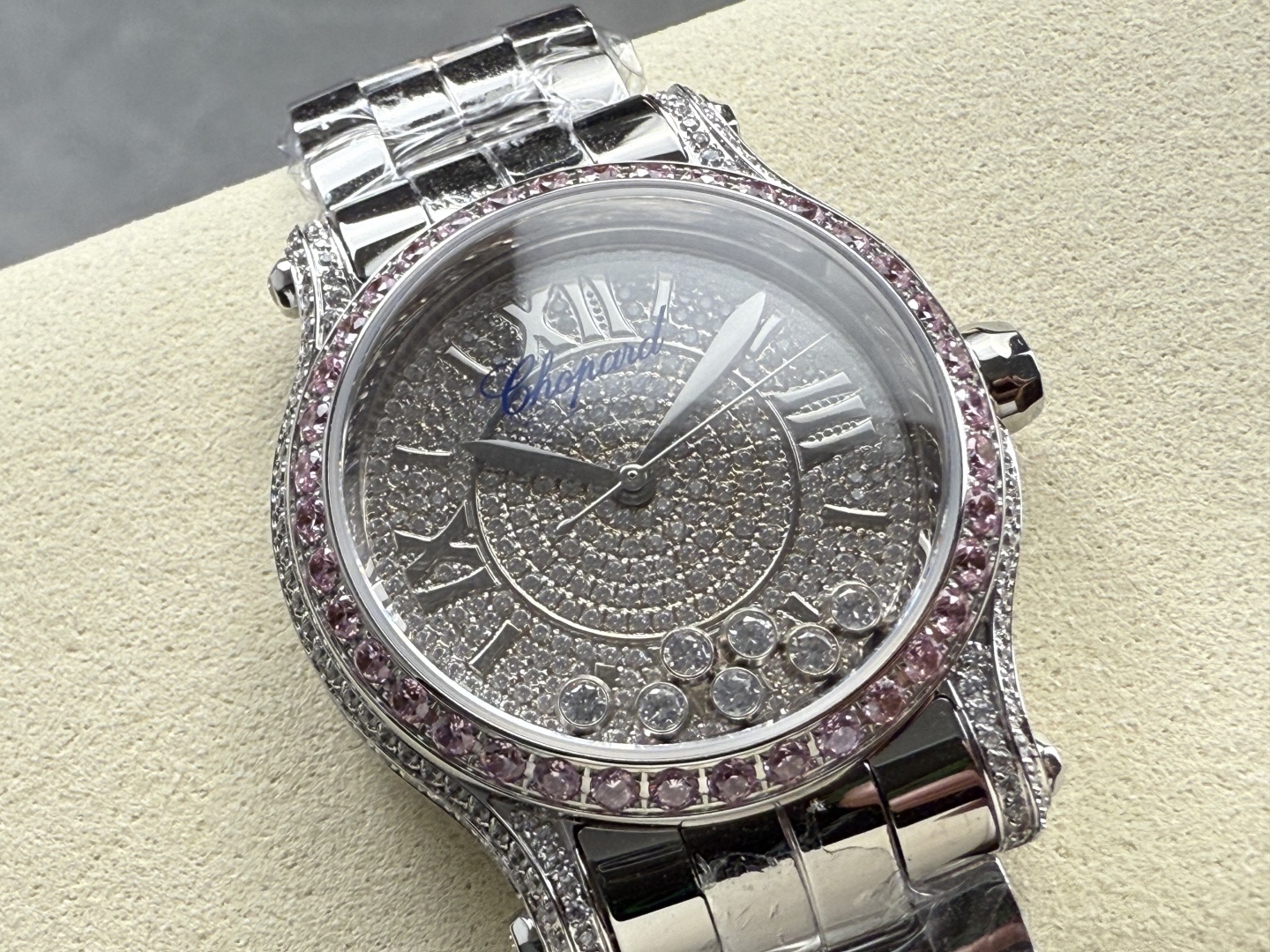 YF-新品🆕 滿鑽 快樂鑽36mm
2025最新款滿天星   原裝搭配美洲鰐魚錶帶 搭配2892機芯 蕭邦（HAPPY DIAMONDS）作為蕭邦最暢銷的系列一直以細膩的手法詮釋蕭邦標誌性靈動鑽石的概念，此系列作品柔美而時尚，都說男戴萬國女戴蕭邦 有金（進）有鑽（賺）寓意也很好。錶盤內的鑽石滾珠可自由滑行轉動，時來運轉 財運滾滾，讓每一位女性都以最迷人的造型驚艷世人。 這次給大家帶來的蕭邦快樂鑽系列 這次給大家帶來的蕭邦快樂鑽系列 是肖邦旗下最具代表性的腕表 最有特色的夾層玻璃的7顆，7顆鑽石產生自旋