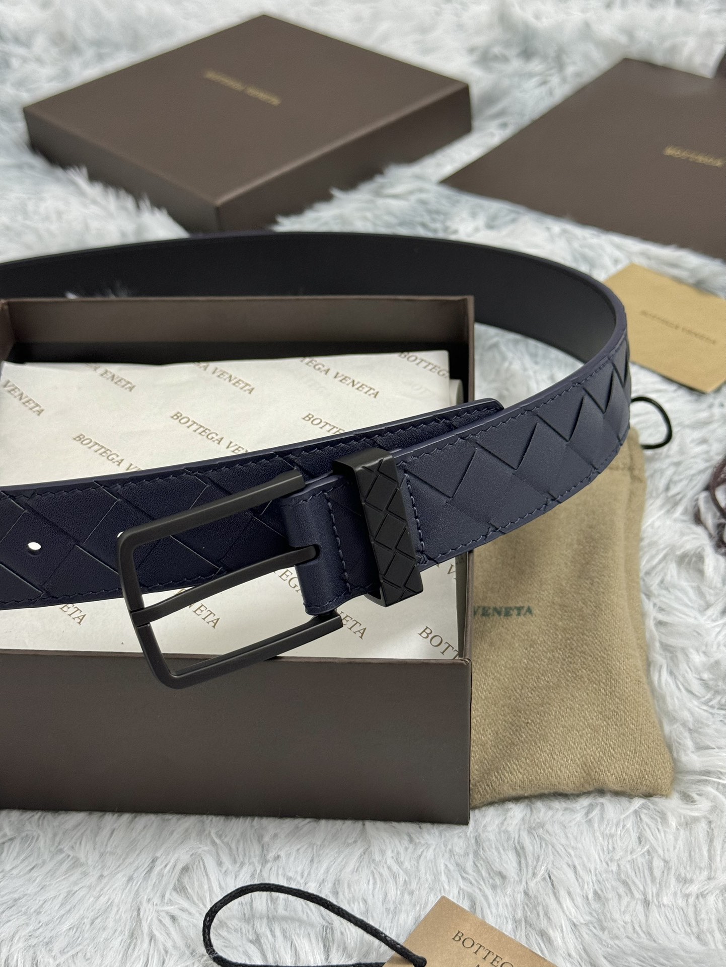 BOTTEGA VENETA   3.5cm   
手工編織牛皮經典之作
每個細節都體現出至高的品味和格調
整體造型增添優雅韻味  
低調奢華的典範
優雅迷人氣息
精緻的手工藝製作。