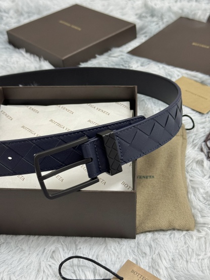BOTTEGA VENETA   3.5cm   
手工編織牛皮經典之作
每個細節都體現出至高的品味和格調
整體造型增添優雅韻味  
低調奢華的典範
優雅迷人氣息
精緻的手工藝製作。