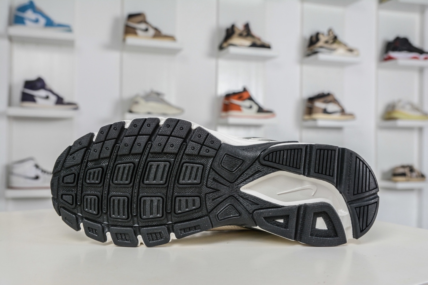 NK Air Zoom Vomero 20 經典復古潮流運動跑鞋 
貨號：HQ3686 001
SIZE：36 36.5 37.5 38 38.5 39 40 40.5 41 42 42.5 43 44 45