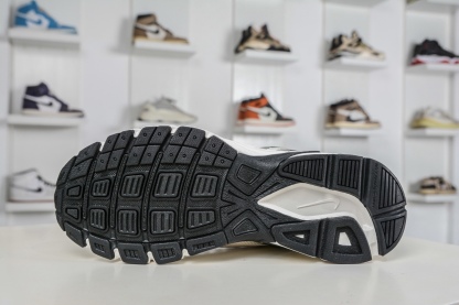 NK Air Zoom Vomero 20 經典復古潮流運動跑鞋 
貨號：HQ3686 001
SIZE：36 36.5 37.5 38 38.5 39 40 40.5 41 42 42.5 43 44 45