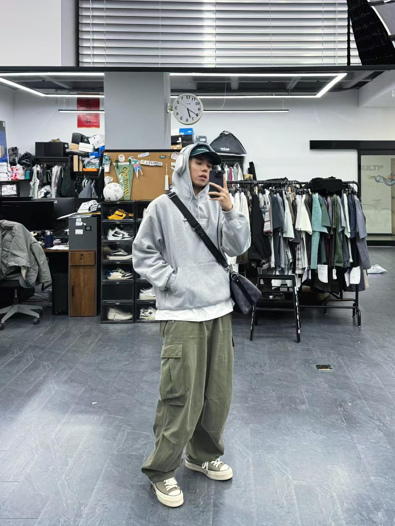 Supreme FW24 WEEK17 Box Logo Hooded Sweatshirt 胸前徽標刺繡logo口袋連帽衛衣帽衫
面料460克 高克重 面布質感強 韌性好 衣服收針處都有打套結（起到加固 久穿不變形 市面普通版本是沒有的哦） 歡迎對比 品質保證
F 尺碼：S M L XL