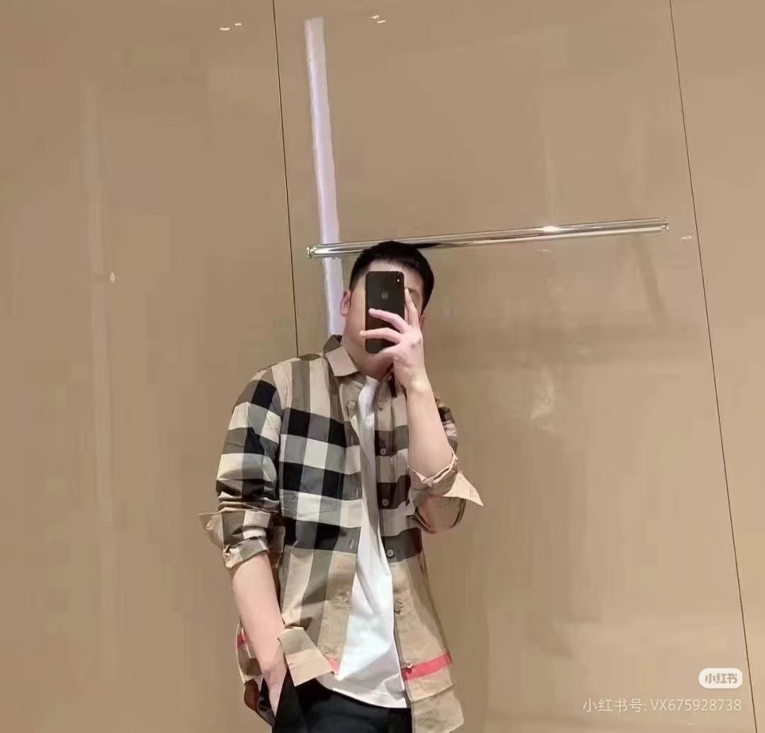 Burberry/巴寶莉 經典大格紋棉質襯衫
定制原版一致80支精梳棉單線紗，紗線全部訂染，最終確定織法，
無論是格型大小線條粗細均達到Y版水平並且布料沒有尾斜現象，
紅外線裁剪對條對格單件裁，保證大貨品質，
定制塔羅貝油封噴漆扣子自然發亮（不同市場版都是樹脂扣），裁片、領子坐領 門邊 袖口 部位加了燙薄，
全部要對格對位出成品，紅外激光定位對格取位，
每個獨立的尺碼都是定位裁片，前幅，口袋，袖子等部位都是對格對位的，
工序複製，費時費料，經典簡單氣質不失大牌，面料上身舒適柔軟卻又挺括有型，