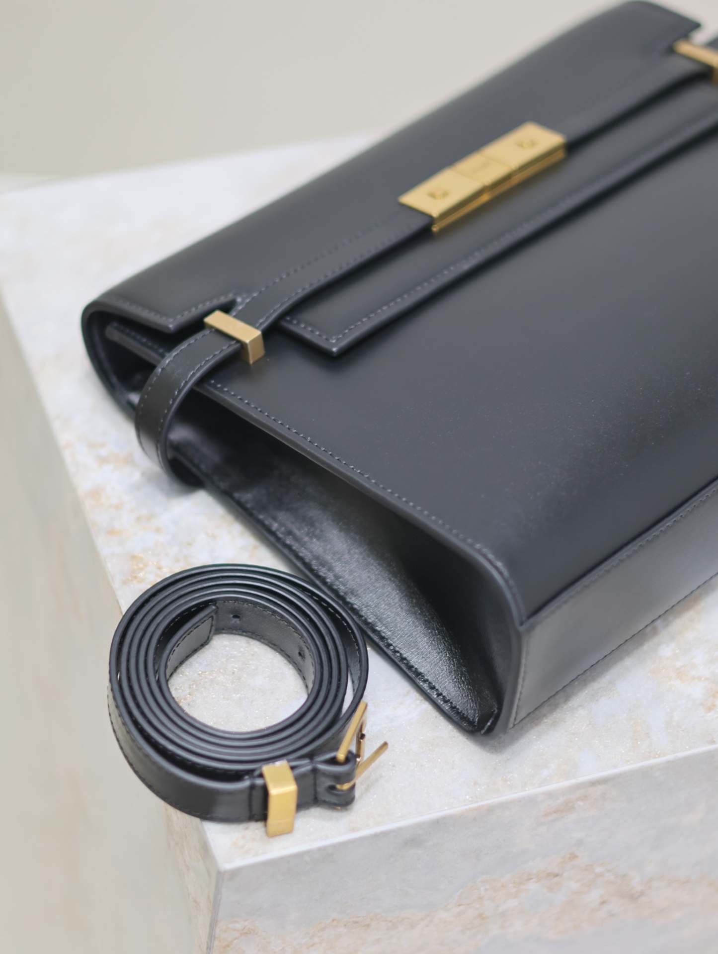 Manhattan_29cm
翻蓋曼哈頓法棍包，一改以往經典的logo，取而代之低調簡約的設計風格，它有點像H家的凱莉，很有復古的味道！商務➕休閒兩者結合，總結起來就是百搭！可以手拿，可以單肩或斜挎，一包多用，滿足了商務型女士，又滿足了小女生的休閒！精心挑選的意大利牙簽紋牛皮、完美的走線、精緻的五金讓整個包包都散髮出高級的味道！
型號：579271
尺寸：29x20.5x7cm