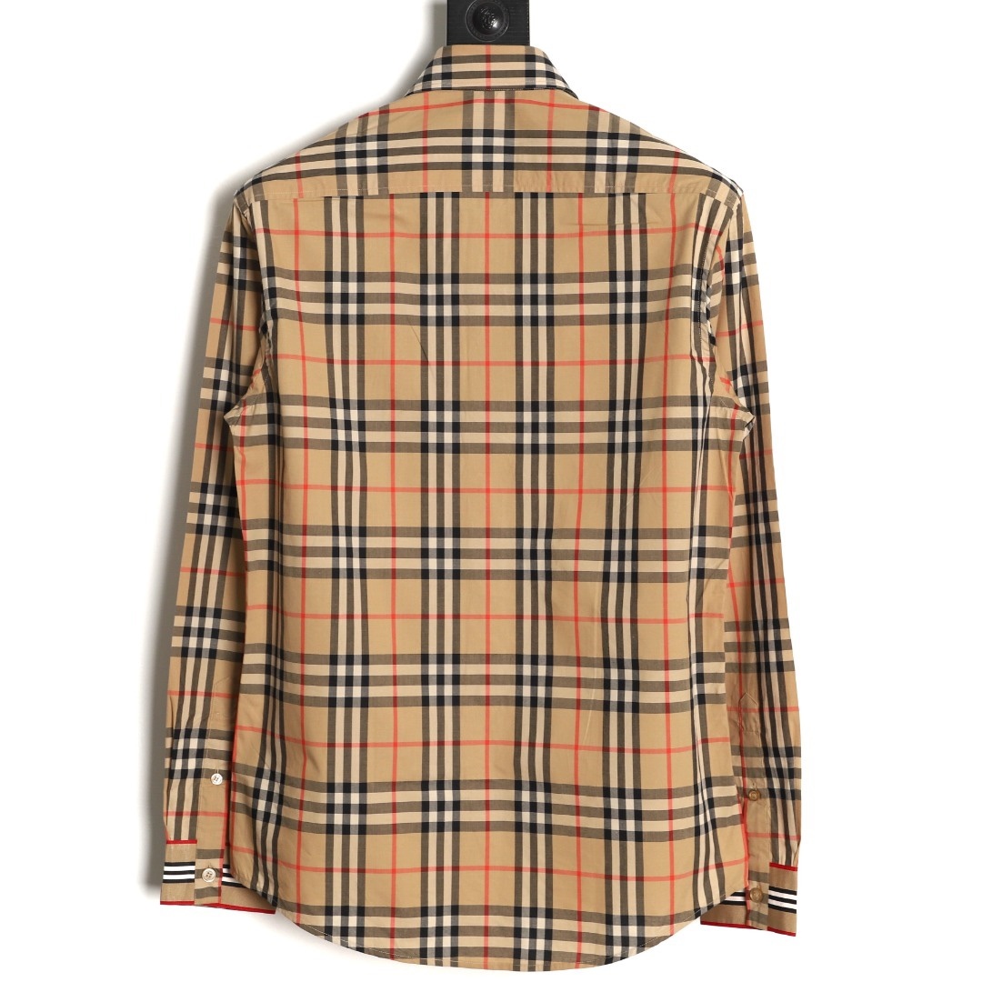 Burberry/巴寶莉 門襟袖口織帶格紋棉質長袖襯衫
面料採用雙股80支梭織斜紋面料，格紋對位，紗線定織定染，
每個獨立的尺碼都是定位裁片，前幅，口袋，
袖子等部位都是對格對位的，工序複製，費時費料，
採用純天然珍珠貝殼紐扣，洗水嘜定制，多處手工一片一片激光剪裁對位，
所有工序，用料都是ZP做法，區別市面一眼假版本
裝飾品牌典藏 復古大格紋，BUR粉絲的衣櫥珍藏款式,尤其是對於忠實的BUR粉來說，
此款更是絕對不能錯過的珍寶級別產物！
顏色：門襟袖口織帶
S Size：S-XL