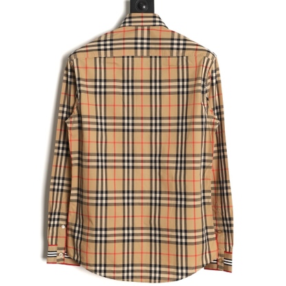 Burberry/巴寶莉 門襟袖口織帶格紋棉質長袖襯衫
面料採用雙股80支梭織斜紋面料，格紋對位，紗線定織定染，
每個獨立的尺碼都是定位裁片，前幅，口袋，
袖子等部位都是對格對位的，工序複製，費時費料，
採用純天然珍珠貝殼紐扣，洗水嘜定制，多處手工一片一片激光剪裁對位，
所有工序，用料都是ZP做法，區別市面一眼假版本
裝飾品牌典藏 復古大格紋，BUR粉絲的衣櫥珍藏款式,尤其是對於忠實的BUR粉來說，
此款更是絕對不能錯過的珍寶級別產物！
顏色：門襟袖口織帶
S Size：S-XL