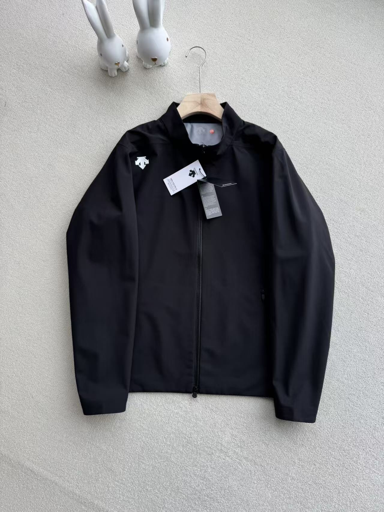 26春款 DESCENTEGOLF迪桑特高爾夫新品男PRO系列防風防潑水夾克外套

採用全無縫熱壓膠工藝，告別針孔滲水，風雨無縫可鑽；搭載專業防水透氣面料，強防風、拒暴雨，極端天氣依舊乾爽。表層DWR防油污防潑水處理，水漬油污一擦即淨，耐髒易打理。剪裁利落百搭，戶外徒步、日常出行皆有型，耐磨抗造，四季實用。

顏色 ：黑色 淺灰
尺碼：m-3XL 圖9