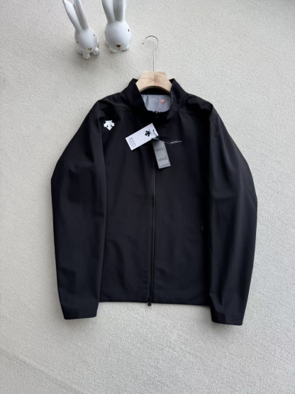 26春款 DESCENTEGOLF迪桑特高爾夫新品男PRO系列防風防潑水夾克外套

採用全無縫熱壓膠工藝，告別針孔滲水，風雨無縫可鑽；搭載專業防水透氣面料，強防風、拒暴雨，極端天氣依舊乾爽。表層DWR防油污防潑水處理，水漬油污一擦即淨，耐髒易打理。剪裁利落百搭，戶外徒步、日常出行皆有型，耐磨抗造，四季實用。

顏色 ：黑色 淺灰
尺碼：m-3XL 圖9