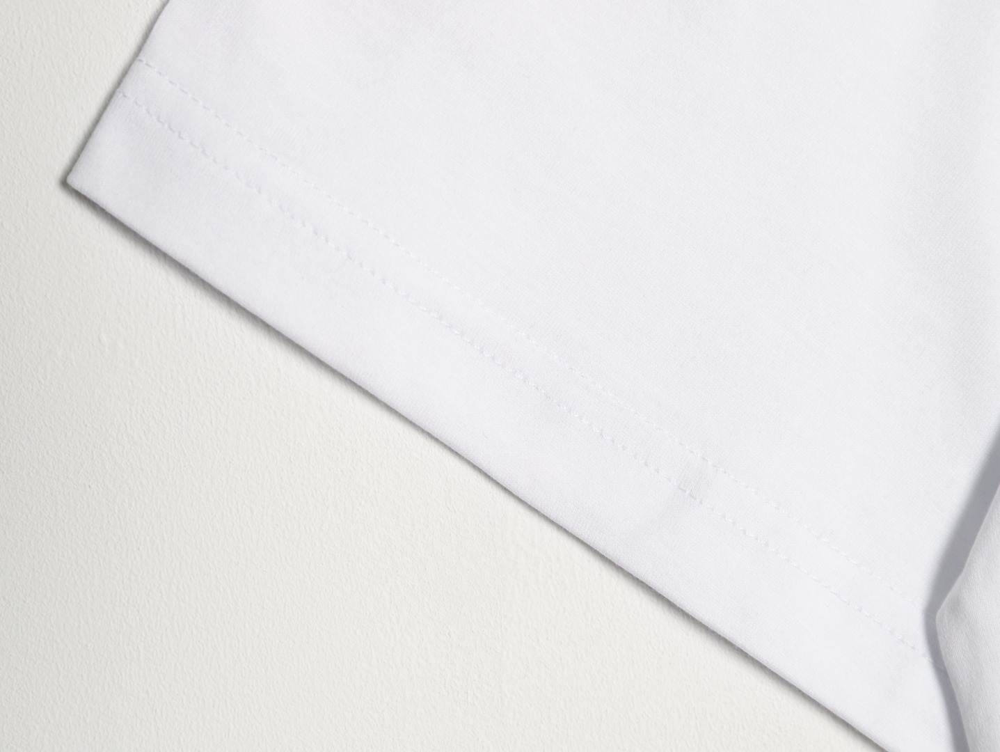 🔝SAINT LAURENT聖羅蘭SLP 小標純色徽標短袖T恤
正品購入開發，50支雙股精品賽爾棉170克，1*1拉架羅紋280克，進口刺繡，面料酵洗，定制1：1商標，寬松版型
B Size：S-XL