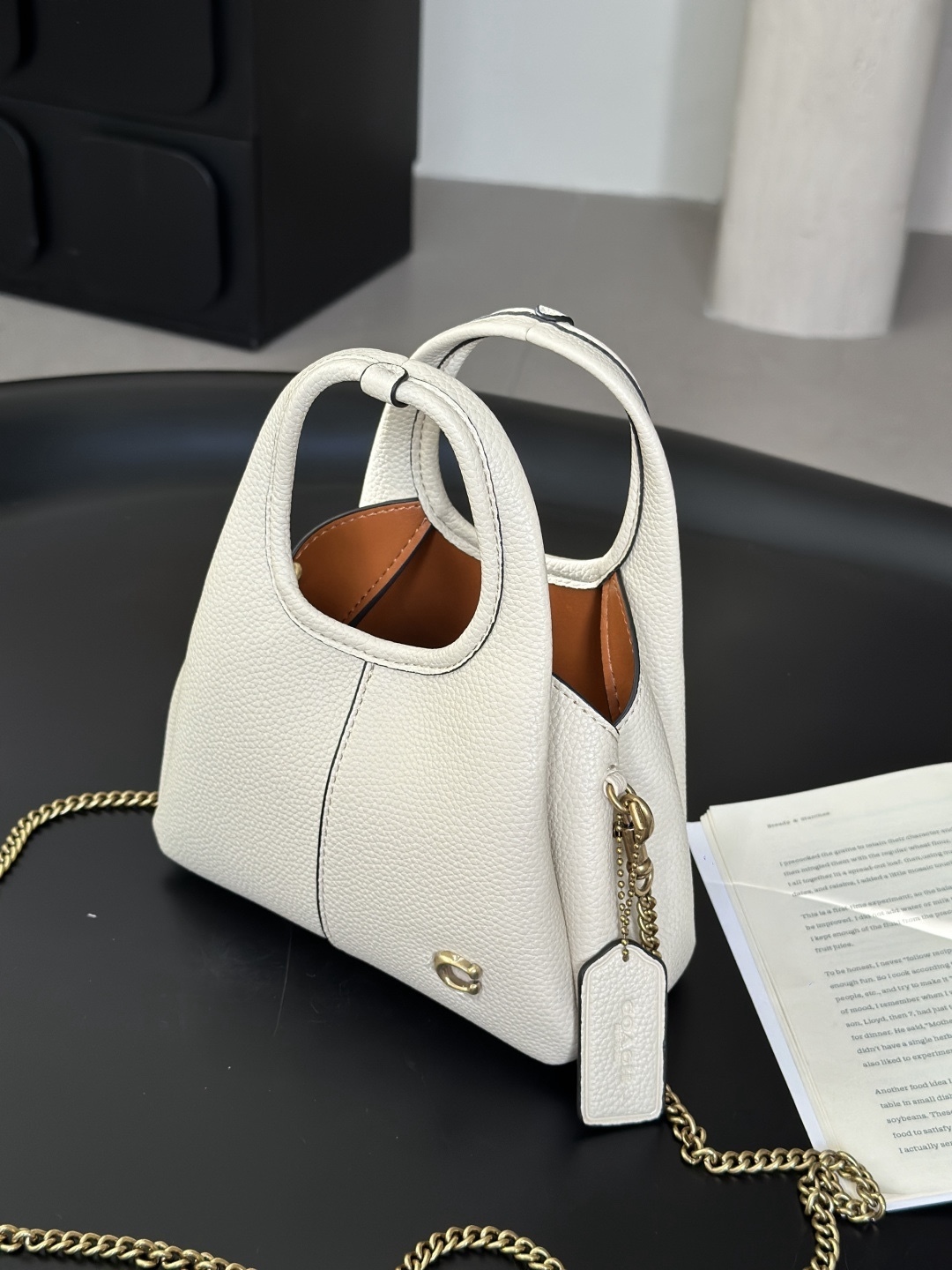 Coach新款首發🔥Lana19 mini號
尺寸：19✖️17cm
精緻小巧，簡約時尚
可手拎，可斜挎 ☑️小號 奶白色
尺寸：19✖️17cm