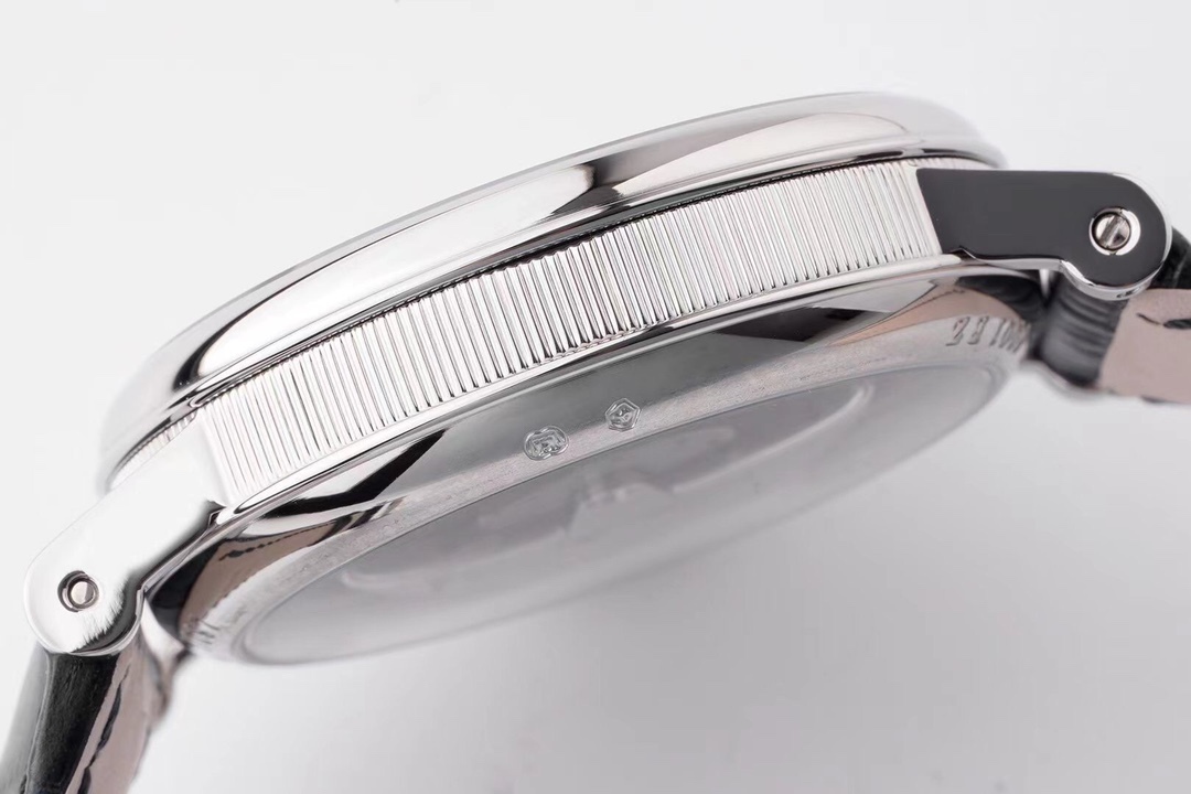 ZF超級大作 寶璣Tradition傳世系列！全自動逆跳秒針腕表！火爆來襲！

耗時近4年 潛心研發機芯 重金打造 至誠大作！——實現原裝全部功能！

【精彩細節】腕表尺寸40mmX11.65吻合正品ZF憑借豐富的復刻經驗，殼身打磨精細，造型簡潔精美，今纖薄表殼更顯優雅！上下採用整枚藍寶石水晶玻璃打造通透無比，充分展現了寶璣的經典設計。
【技術突破】超精密1比1原裝機芯開發研制而成。原本隱藏在錶盤底板之下的板橋、齒輪、擒縱機構、發條盒等機芯部件清晰展露。今精密機械運轉的奧秘毫無保留的呈現於眼前。10點鐘位