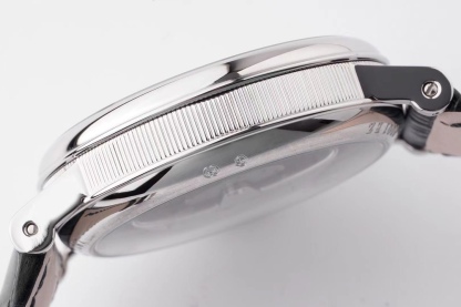 ZF超級大作 寶璣Tradition傳世系列！全自動逆跳秒針腕表！火爆來襲！

耗時近4年 潛心研發機芯 重金打造 至誠大作！——實現原裝全部功能！

【精彩細節】腕表尺寸40mmX11.65吻合正品ZF憑借豐富的復刻經驗，殼身打磨精細，造型簡潔精美，今纖薄表殼更顯優雅！上下採用整枚藍寶石水晶玻璃打造通透無比，充分展現了寶璣的經典設計。
【技術突破】超精密1比1原裝機芯開發研制而成。原本隱藏在錶盤底板之下的板橋、齒輪、擒縱機構、發條盒等機芯部件清晰展露。今精密機械運轉的奧秘毫無保留的呈現於眼前。10點鐘位