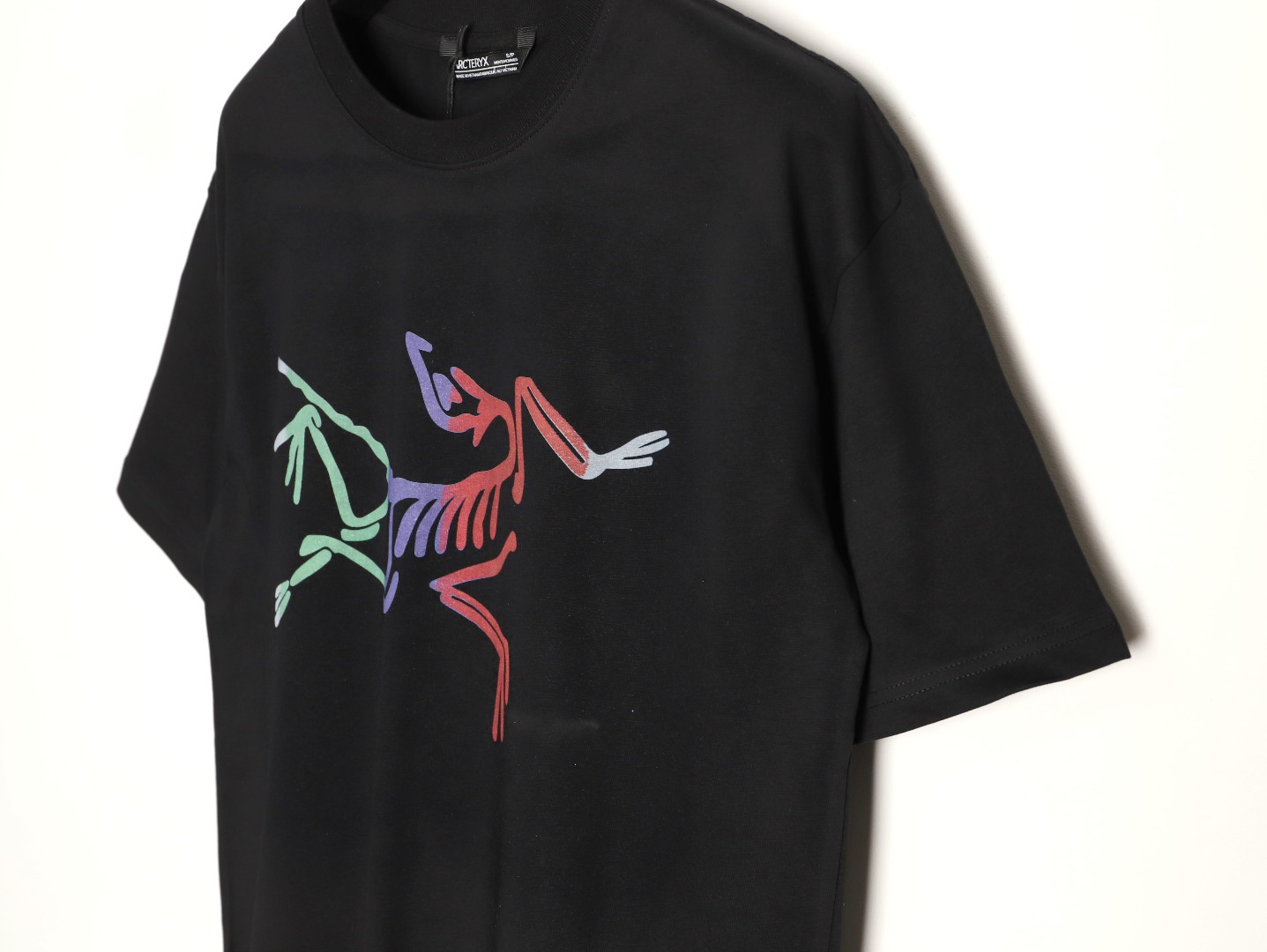 Ayc`Teryx  始祖鳥 字母LOGO彩繪漸變短袖
高端32s雙紗280克面料
重磅面料 定制拉架羅紋同缸同染 三標齊全 男女同款 
T 尺碼：S M L