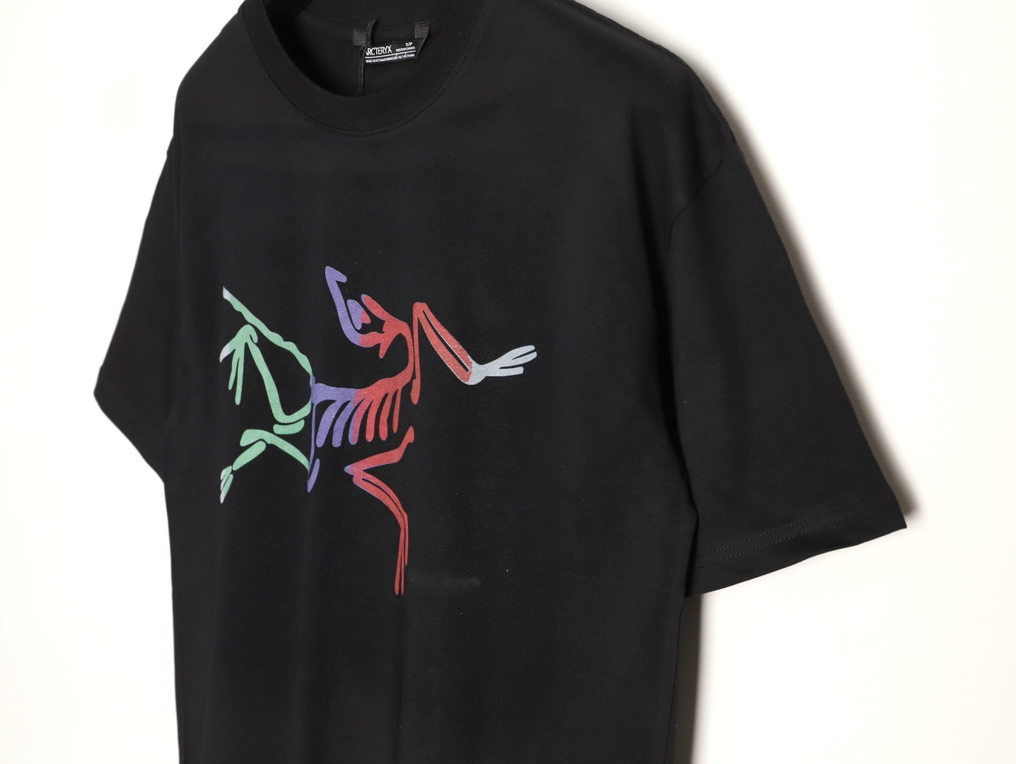 Ayc`Teryx  始祖鳥 字母LOGO彩繪漸變短袖
高端32s雙紗280克面料
重磅面料 定制拉架羅紋同缸同染 三標齊全 男女同款 
T 尺碼：S M L