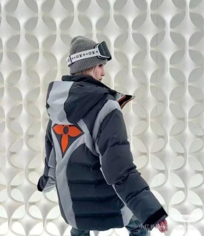 Louis Vuitton/路易威登 25Fw 滑雪系列花卉雙拉鍊連帽羽絨服
定制5合1防絨密織與3合1雙線防絨格紋料，新國標90白鴨絨，充絨飽滿，極致禦寒。 電腦機械充絨，精准計算克重，數字稱重，確保蓬松均勻。進口機刺繡，精密控制，線條流暢細膩。壓花復合，電腦掃描對位，特製膠水固化，粘接牢固。 膠漿印花，三次網板修改，烘烤固色，圖案持久。3D立體絎縫，數控分隔，防止羽絨結塊移位。
A Size:46-52