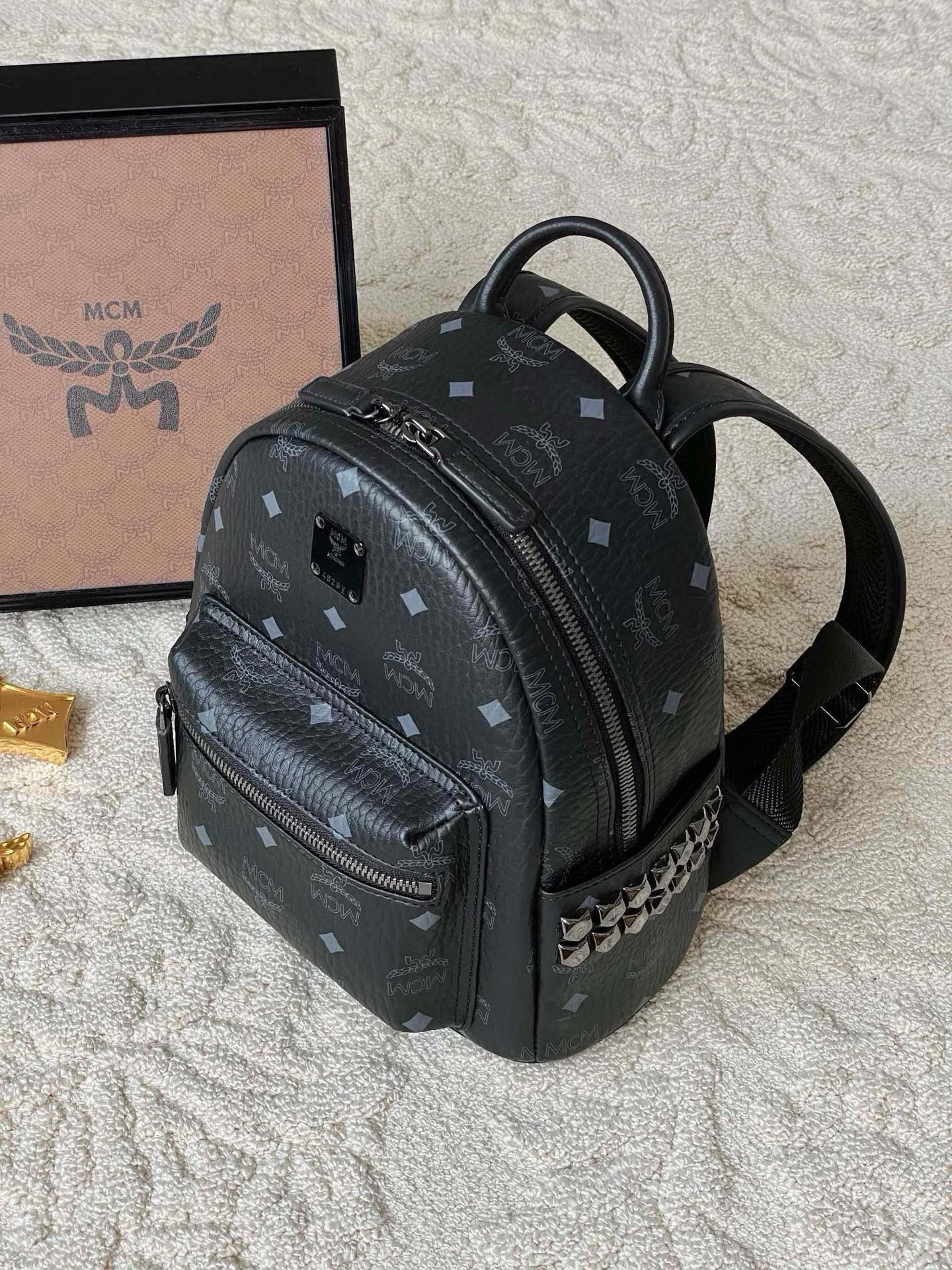 𝐌𝐂𝐌 𝐒𝐭𝐚𝐫𝐤 𝐕𝐢𝐬𝐞𝐭𝐨𝐬，𝐌𝐢𝐧𝐢 铆钉双肩背包黑色这款迷你 Stark 双肩背包是一款可以彰显独特风格的小配饰。MCM 经典款的缩小版本采用我们标志性的 Visetos 涂层帆布制成，配以奢华的人造皮革衬里和铆钉饰边