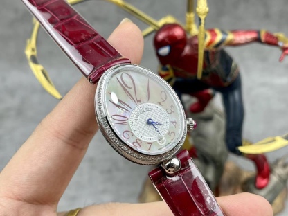 [玫瑰][玫瑰]最強 升級版 頂級 復刻女款 寶璣那不勒斯皇后系列，
【表殼】腕表尺寸分別為中號36.5x28.5毫米 
鵝卵形表殼高雅大氣，表殼外緣飾有錢幣紋。表圈和表殼周圍鑲嵌共117顆施華洛水晶（約0.99克拉）。表冠處鑲有一顆梨形晶石（約0.26克拉）
【精彩細節】
1.與原裝吻合，在表殼背部均打有貴金屬標識，效果清晰工整，彰顯腕表檔次。2.穹面玻璃，從側面看不僅有魚眼效果，還能折射鑽石帶來的璀璨光芒，更顯腕表高貴血統。
3.為了達到原裝K金質量的手感，調試了表殼內部結構的配重，做到重量與原版如出