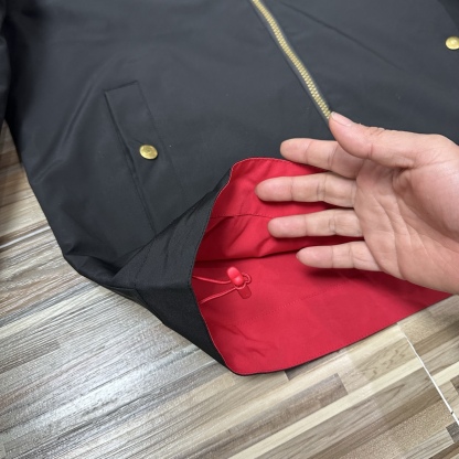 春秋季新款男士夾克外套女士外套夾克雙面穿外套紅色外套阿迪達斯三葉草外套三條槓夾克）
阿迪達斯 Adidas 三葉草兩面穿外套 
​黑紅撞色的外套在秋冬里超吸睛
​設計簡直是性價比王炸，雙面雙風格隨便切換，黑面走復古運動風，紅白條紋領撞色吸睛，側邊編織紋路藏滿細節

後背還有彩色刺繡三葉草，潮得毫不費力，紅面是經典白條紋款，簡約亮眼還巨顯白，
做工細節直接拿捏，全身細密鎖邊走線，針腳勻得找不出一根歪線，側邊編織紋路是規整手工走線，穿再久都不會松垮開線，

五金輔料更是誠意滿滿，領口織帶包边厚实挺