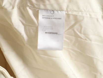 THOM BROWNE/湯姆布朗TB 四槓小狗長款羽絨服
採用進口90鴨絨填充 內外里加雙層內膽不會跑毛 高密度防風抗寒功能性面料 手感柔軟舒適  工藝更是精湛 嚴防鑽絨 採用國際先進的真空充絨技術 增加空氣隔層 不損傷羽線 能保持羽原有的柔軟性、彈性及手感 將羽絨的保暖性發揮到最佳！
N Size：S-M