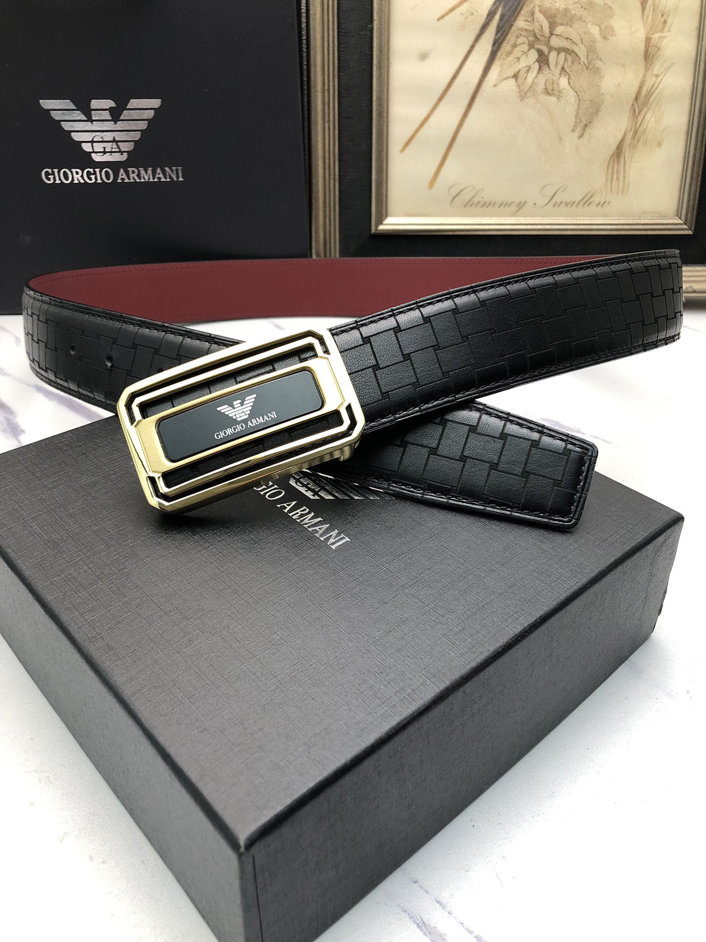 阿曼妮：原單頭層小牛皮燙印花紋，內襯頭層牛皮底，營造織紋外觀。飾以標誌原單扣。專櫃寬度4.0