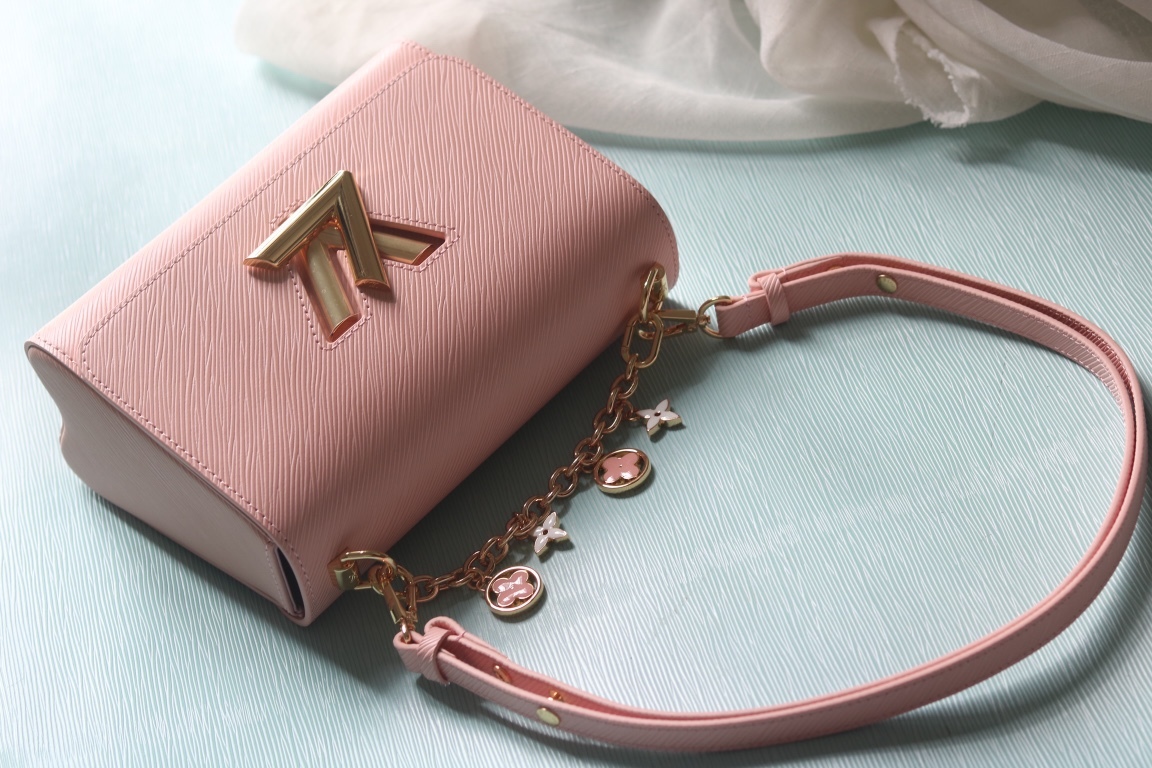 [玫瑰]最新款[玫瑰][玫瑰] 原版品質【獨家實拍 款號:50506/M11723/M11724/M11725 】
 本款 Twist 中號手袋擁有 Epi 皮革的考究肌理，搭配牛皮革內襯和光滑牛皮革飾邊。琺 Monogram 花卉懸掛於纖細鏈條，可拆卸並調節的肩帶實現肩背和斜挎選擇。17 x 9.5 x 23釐米(高 x 寬 x 長度)