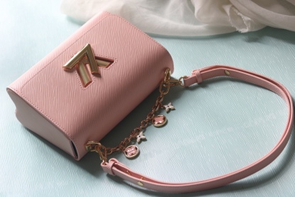 [玫瑰]最新款[玫瑰][玫瑰] 原版品質【獨家實拍 款號:50506/M11723/M11724/M11725 】
 本款 Twist 中號手袋擁有 Epi 皮革的考究肌理，搭配牛皮革內襯和光滑牛皮革飾邊。琺 Monogram 花卉懸掛於纖細鏈條，可拆卸並調節的肩帶實現肩背和斜挎選擇。17 x 9.5 x 23釐米(高 x 寬 x 長度)