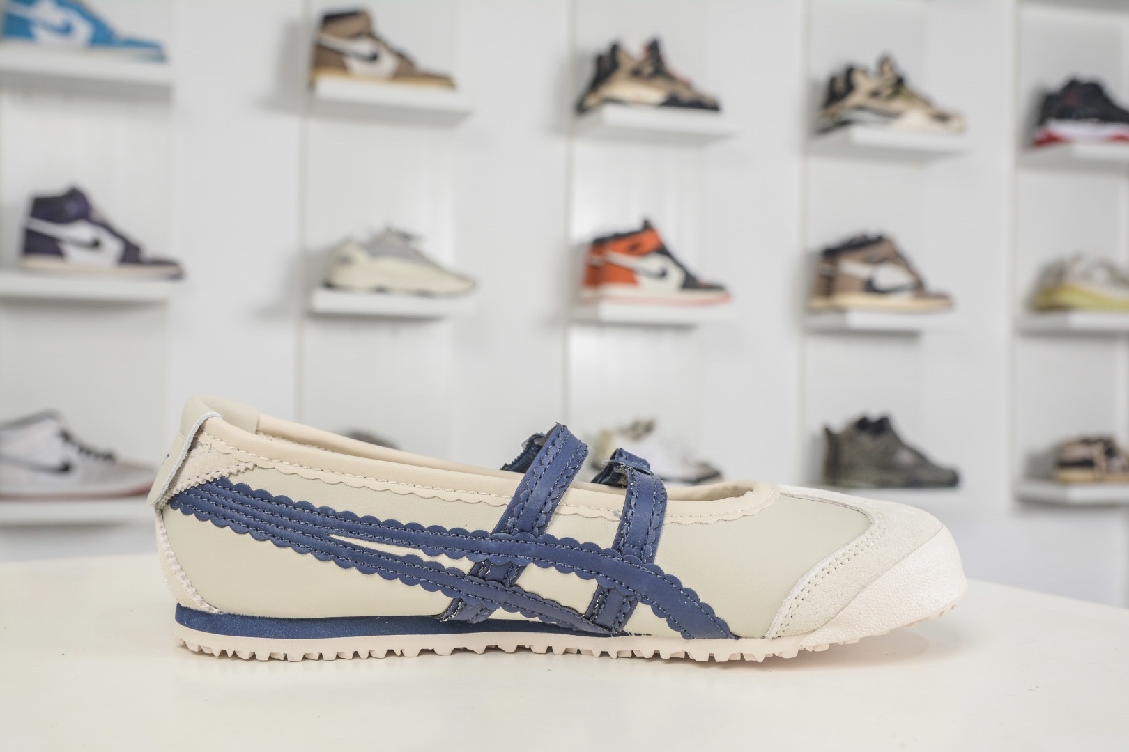 𝐏𝐚𝐭𝐨𝐮 𝐱  Tiger 玛丽珍 任敏同款 舒适轻盈平跟鬼冢虎 玛丽珍鞋 夏季必备 3mm薄底的贴地感 
货号: 1182A678 200
𝐬𝐢𝐳𝐞：36 37 37.5 38 39 39.5 40 40.5 41.5