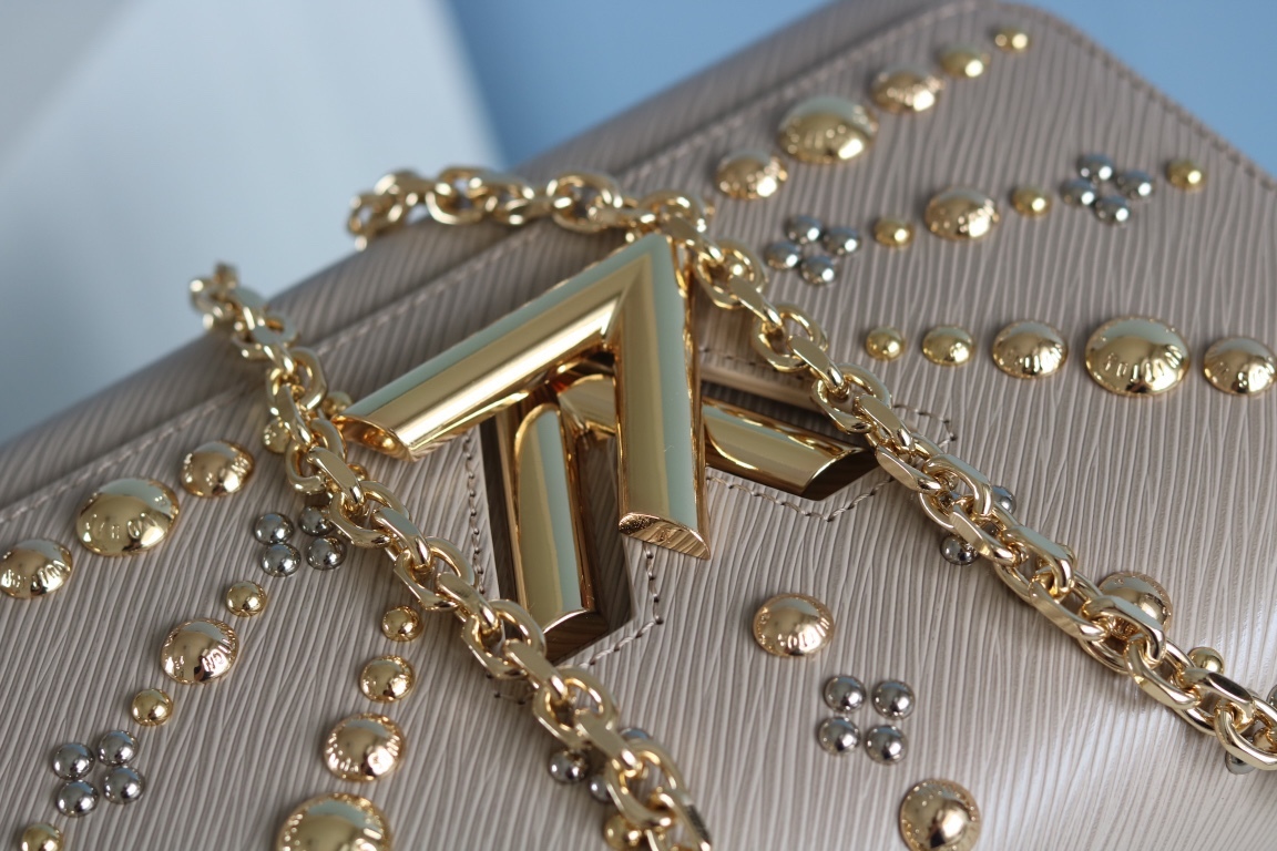 原版品質50306/50280/50282 原版中號[玫瑰]貨比三家，請認准內碼：0088[太陽][太陽]LV最新最火款Twist Denim出貨了💃此款Twist中號手袋飾有由刻有圖案的花形金色與銀色鉚釘組成的旭日花紋，與巴黎芳登廣場路易威登旗艦店前的巨型太陽雕像遙相呼應。由Epi皮革裁制而成，打造優雅晚裝造型的珍貴之選。 外型小巧，別緻的弧形底座增加了手袋容量[強]可調節鏈條適合斜跨或優雅的肩背[強]中號尺寸:23*18*8cm