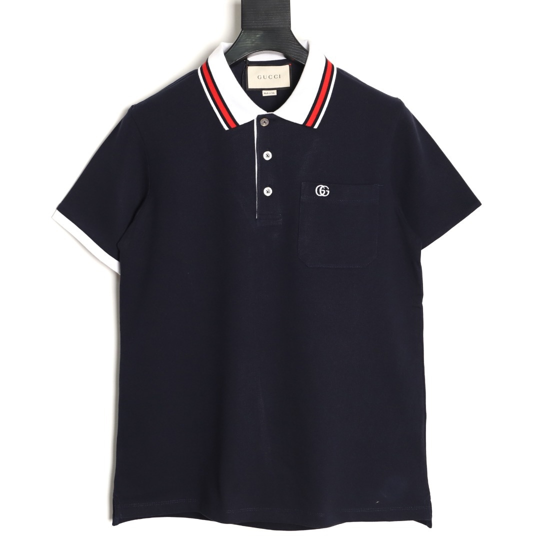 Gucci/古馳 24ss 胸口雙G刺繡Polo短袖
原購入，採用60支雙股250克重棉氨混紡雙面珠地面料，條紋相間拼色衣領定為雙系統提花定織扁機製成。GG互扣刺繡圖案採用進口田島機器，榻榻米刺繡搭配挨針繡工藝，刺繡非常的飽滿，精細針法綿密，以榻榻米刺繡工藝打底，挨針繡描廓邊緣及字母繡花，層次清晰豐富立體。前胸無明線無散口雙層面筒，袖口縫盤螺紋同為扁機織造，採用TAJIMA進口機台加工，人工手縫領標開背領標帶防偽芯片，紐扣開模天然塔羅貝炭黑刻字牛角扣，三標輔料同步定 制。經典翻領設計