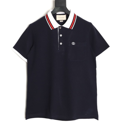 Gucci/古馳 24ss 胸口雙G刺繡Polo短袖
原購入，採用60支雙股250克重棉氨混紡雙面珠地面料，條紋相間拼色衣領定為雙系統提花定織扁機製成。GG互扣刺繡圖案採用進口田島機器，榻榻米刺繡搭配挨針繡工藝，刺繡非常的飽滿，精細針法綿密，以榻榻米刺繡工藝打底，挨針繡描廓邊緣及字母繡花，層次清晰豐富立體。前胸無明線無散口雙層面筒，袖口縫盤螺紋同為扁機織造，採用TAJIMA進口機台加工，人工手縫領標開背領標帶防偽芯片，紐扣開模天然塔羅貝炭黑刻字牛角扣，三標輔料同步定 制。經典翻領設計