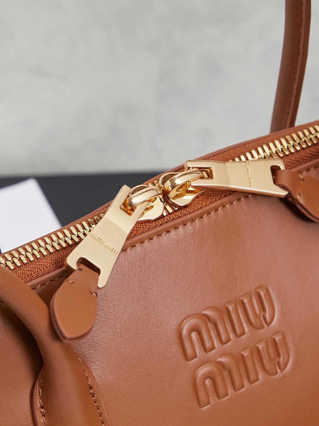 新品贝壳包，简便设计延续Miu慵懒美式老钱的风格，采用顶级进口小牛皮，质感高级柔软，两边弧度设计更具造型感，拉链拉开秒变大托特，长手柄设计实用性更强，可腋下可手提，造型简约潇洒随意，容量超大，上班通勤，逛街出游都是绝佳的选择，内里全新麻布里，配拉链式口袋