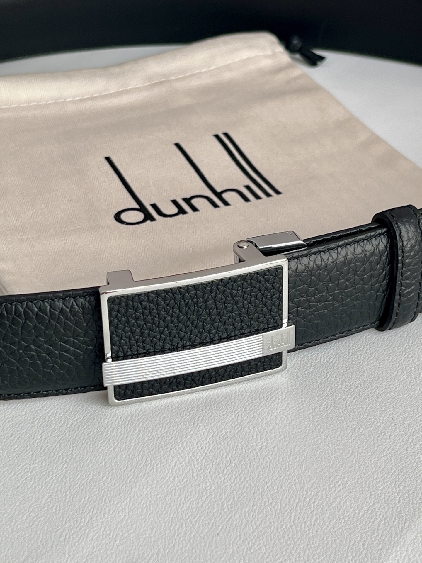 登喜路（Dunhill）是一家英國倫敦的男士奢侈品牌。皮帶以其精湛的工藝和經典的設計，成為男士配飾中的精品。皮帶的質感好、耐用性強，商務休閒百搭款！