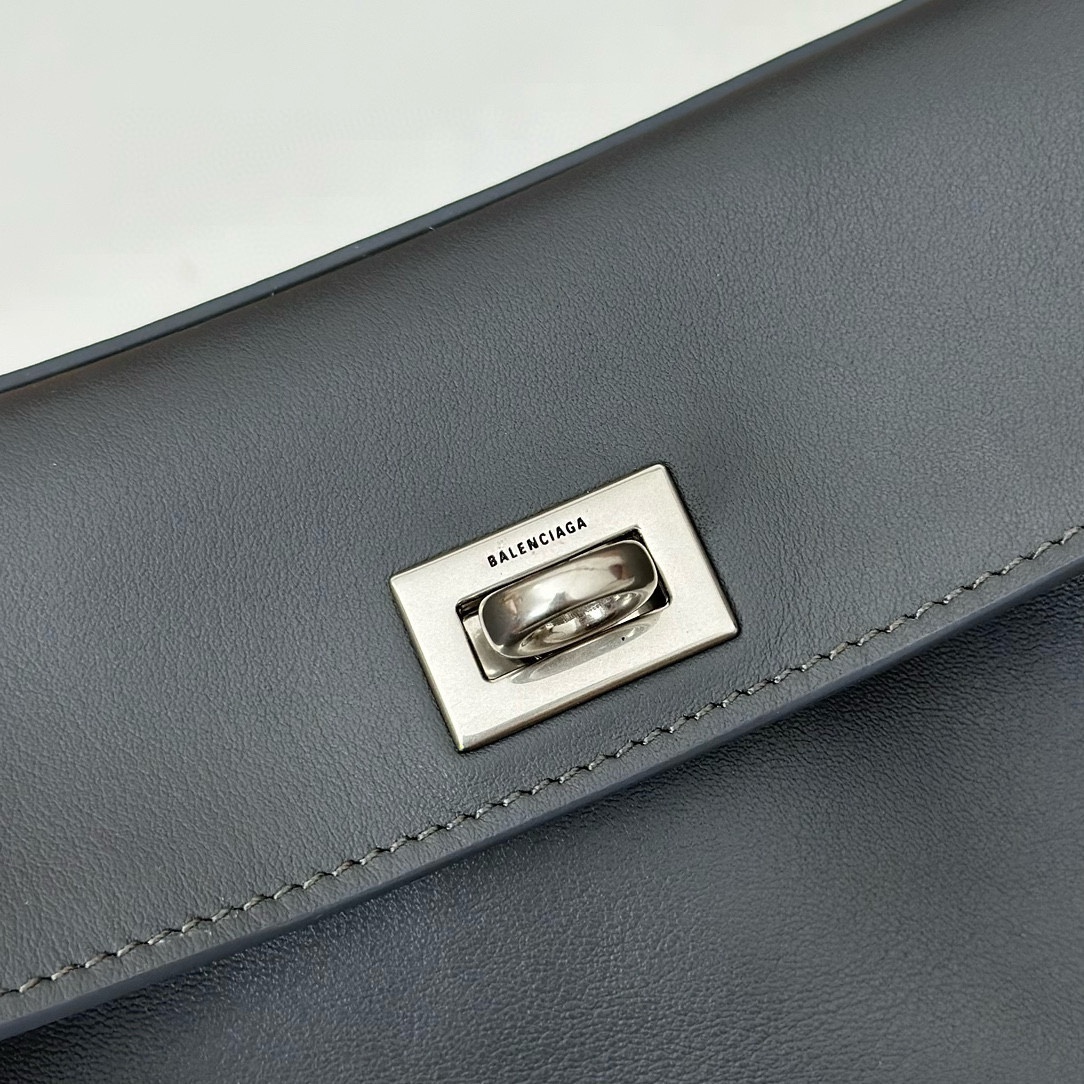 巴黎世家𝗕𝗮𝗹𝗲𝗻𝗰𝗶𝗮𝗴𝗮 🖤🖤出貨了！
款號：795456
尺寸：22.8×9.9×8.3cm
