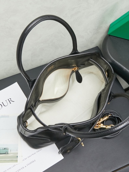 Aventure包袋展现出简约随性的魅力。重新诠释经典线条，这款柔软的Nappa变体展现出多功能和实用的态度，并通过精致独特的细节得到提升。aventure nappa皮革手袋灵感源自miu典藏设计，结构经过调整，变得更加轻便，焕发全新个性，饰以压花字母徽标，增添标志性元素，复古金色五金配件，亚麻混纺衬里，配拉链口袋和贴袋，长手腕适合用作手提或单肩
