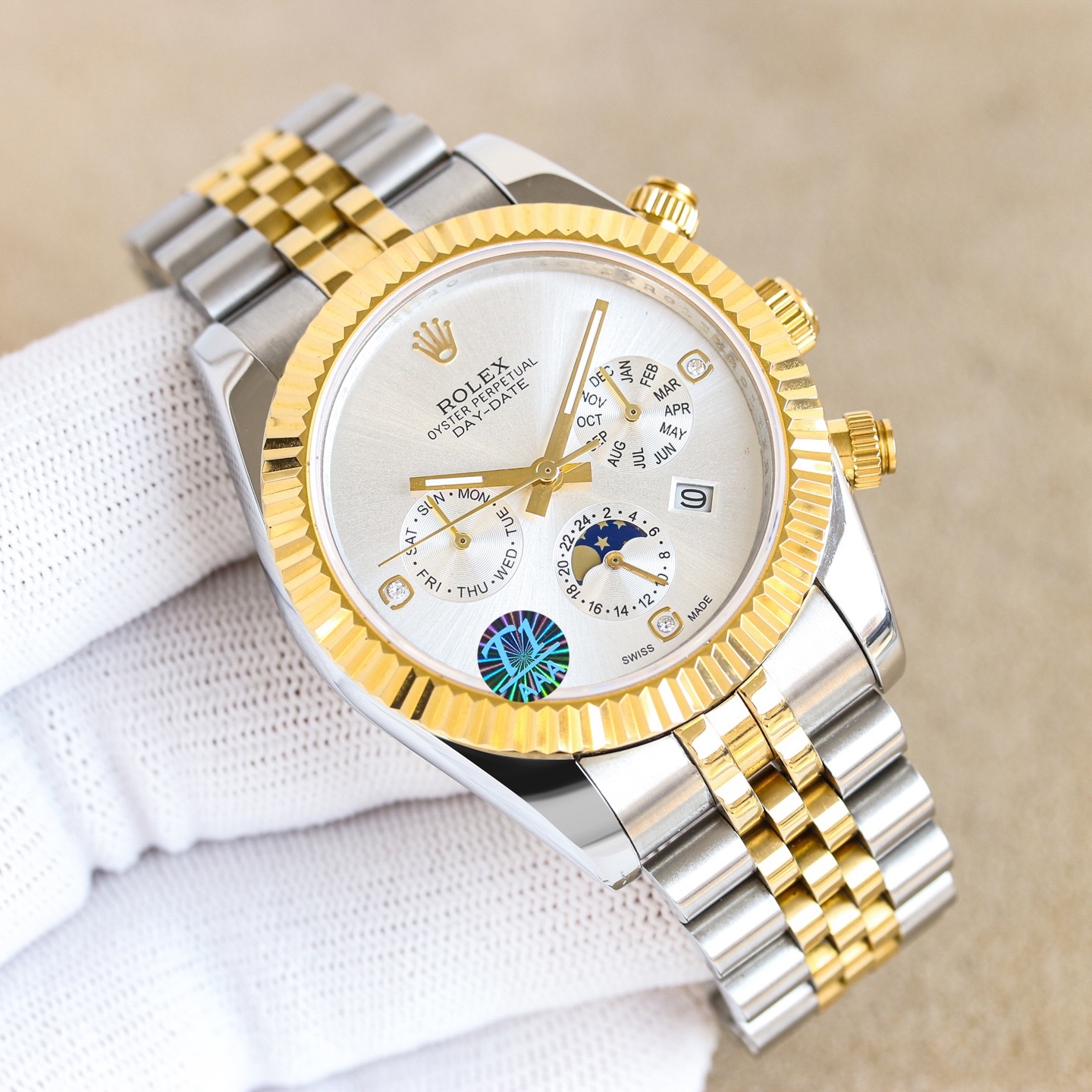 年度新款強力推薦
🔥經典日誌系列-多功能腕表🔥
防表屆最高版本⌚️勞力士⌚️ 複雜系列六針男表[愛心]爆款[愛心] 多功能腕表。
1⃣️搭載原裝進口9100星期月份月相動能功能機芯機械表！
2⃣️錶盤上採用經典獨家高級奢華稜紋 突顯出這款腕表的華貴氣質[呲牙]
3⃣️錶帶採用進口316鋼帶腕表！
4⃣️表鏡採用雙卜藍寶石鏡面！
5⃣️透視底蓋！
6⃣️直徑41毫米，厚度10毫米！
腕表功能匯集星期/月份/日期/月亮/太陽等功能於一身，最佳男士商務腕表真正的標配！為高端腕表的代表之作！
榮譽出品 尊