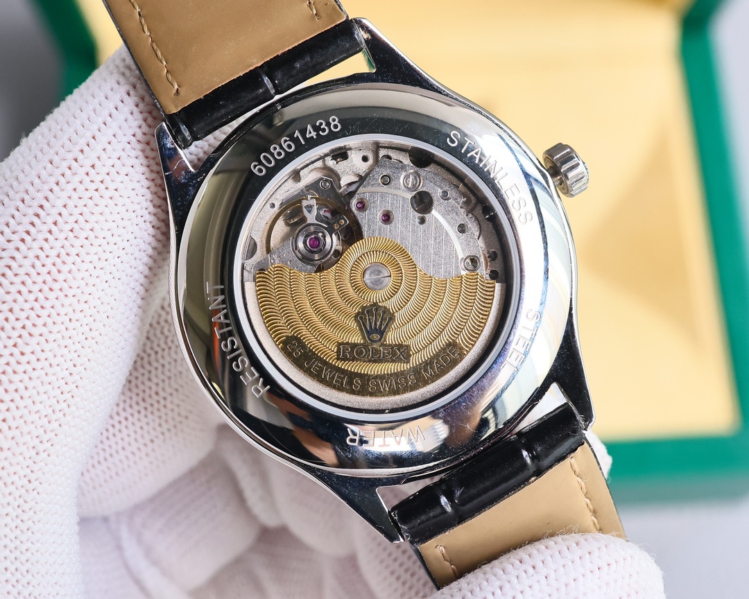 新品特推🔥🔥勞力士ROLEX（實拍圖）商務系列，全表採用316L精鋼，高檔大氣！316L精鋼打造完美多邊形弧度表殼！搭配進口藍寶石玻璃，意大利防水皮帶，原裝針扣！！！搭載原裝進口全自動機械機芯（零返修） ，直徑尺寸40mm 深度防水。 產品實物光澤手感更佳精湛  字盤刻度栩栩如生  殼套工藝都是宗師級別輕身檢驗 加上新時代機器高技鍛造  上手震撼尊貴非凡🔥AD出品 精品不斷🔥