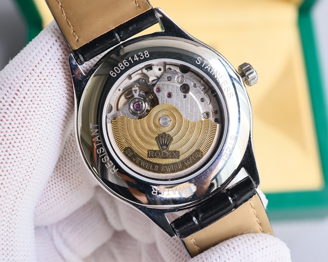 新品特推🔥🔥勞力士ROLEX（實拍圖）商務系列，全表採用316L精鋼，高檔大氣！316L精鋼打造完美多邊形弧度表殼！搭配進口藍寶石玻璃，意大利防水皮帶，原裝針扣！！！搭載原裝進口全自動機械機芯（零返修） ，直徑尺寸40mm 深度防水。 產品實物光澤手感更佳精湛  字盤刻度栩栩如生  殼套工藝都是宗師級別輕身檢驗 加上新時代機器高技鍛造  上手震撼尊貴非凡🔥AD出品 精品不斷🔥
