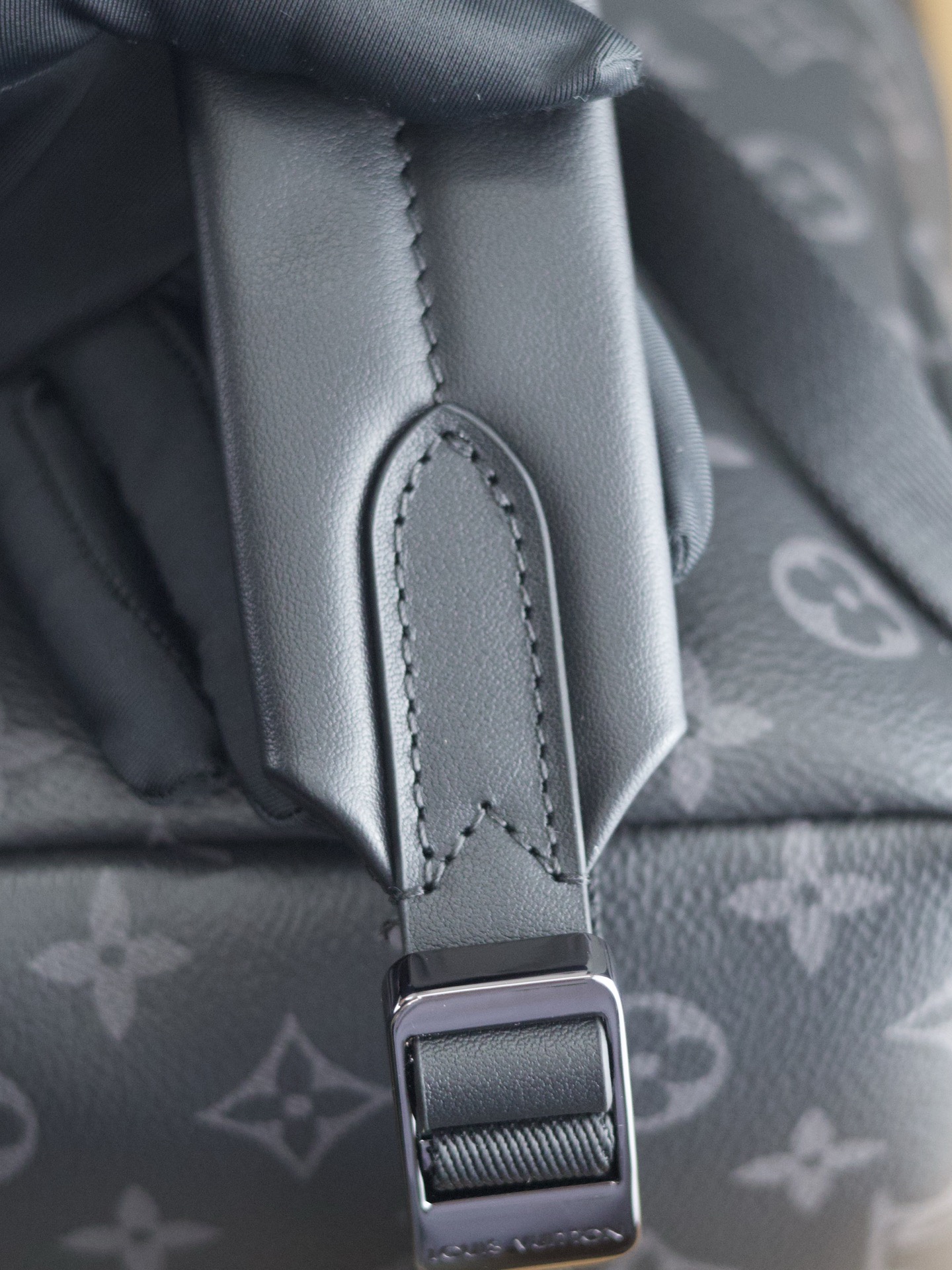 【 原單  163C01芯片版】
DISCOVERY 雙肩包
型號：M43186
材料：進口原廠面料 原廠皮
尺寸：30x40x20cm