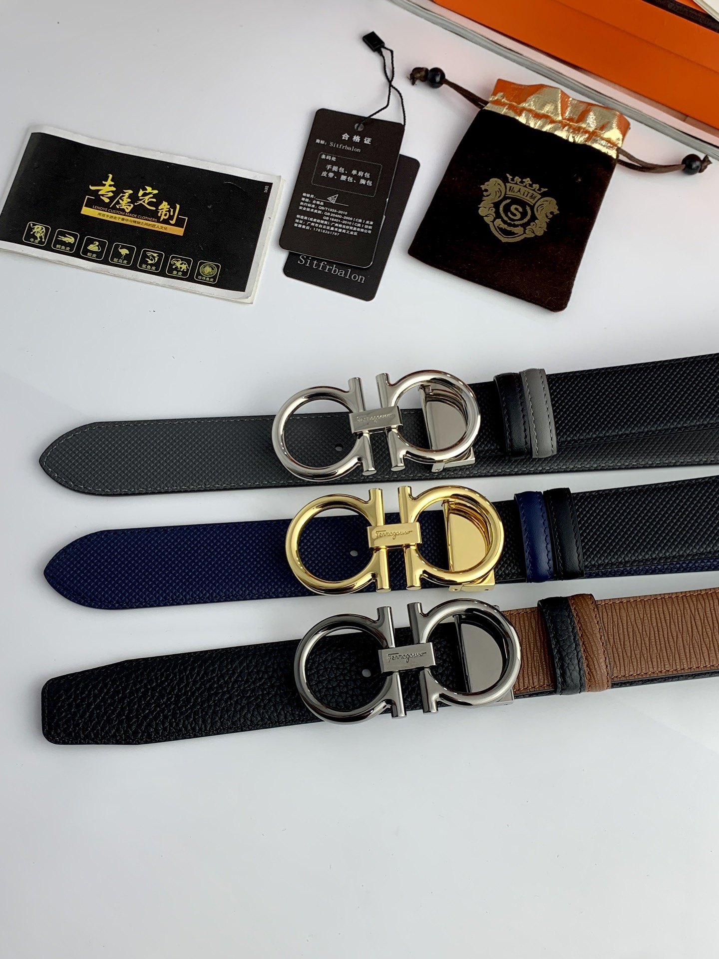 〖F家〗這款皮帶採用雙面小牛皮，搭配純銅八字扣，打造高雅考究的造型。寬3.5cm，長度可調節，達到量身定制般的修身效果。