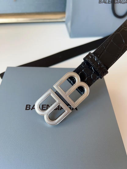巴黎世家（Balenciaga）寬度3.0cm 是法國的奢侈品牌，作為時尚界最具影響力品牌之一的地位。設計師源於：都市時尚潮流獨特的設計風格，採用進口小牛皮製作；搭配純銅復古五金，使其更具魅力。值得擁有的百搭精品！